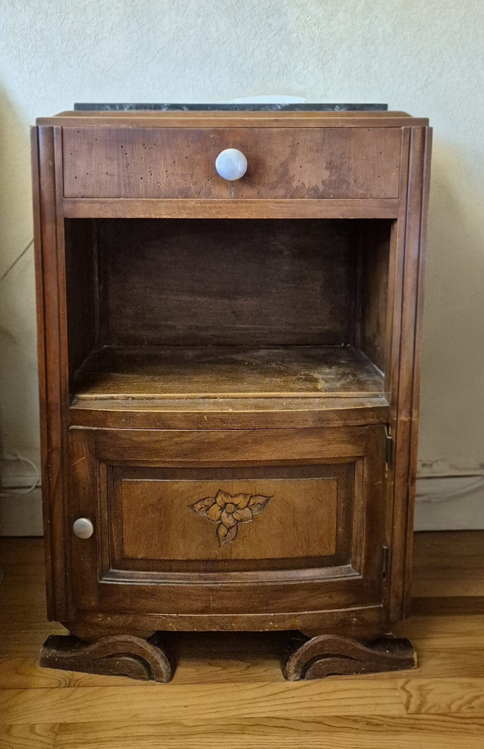 Table de chevet art déco - Noyer et marbre noir - Années 30-40 – Image 2