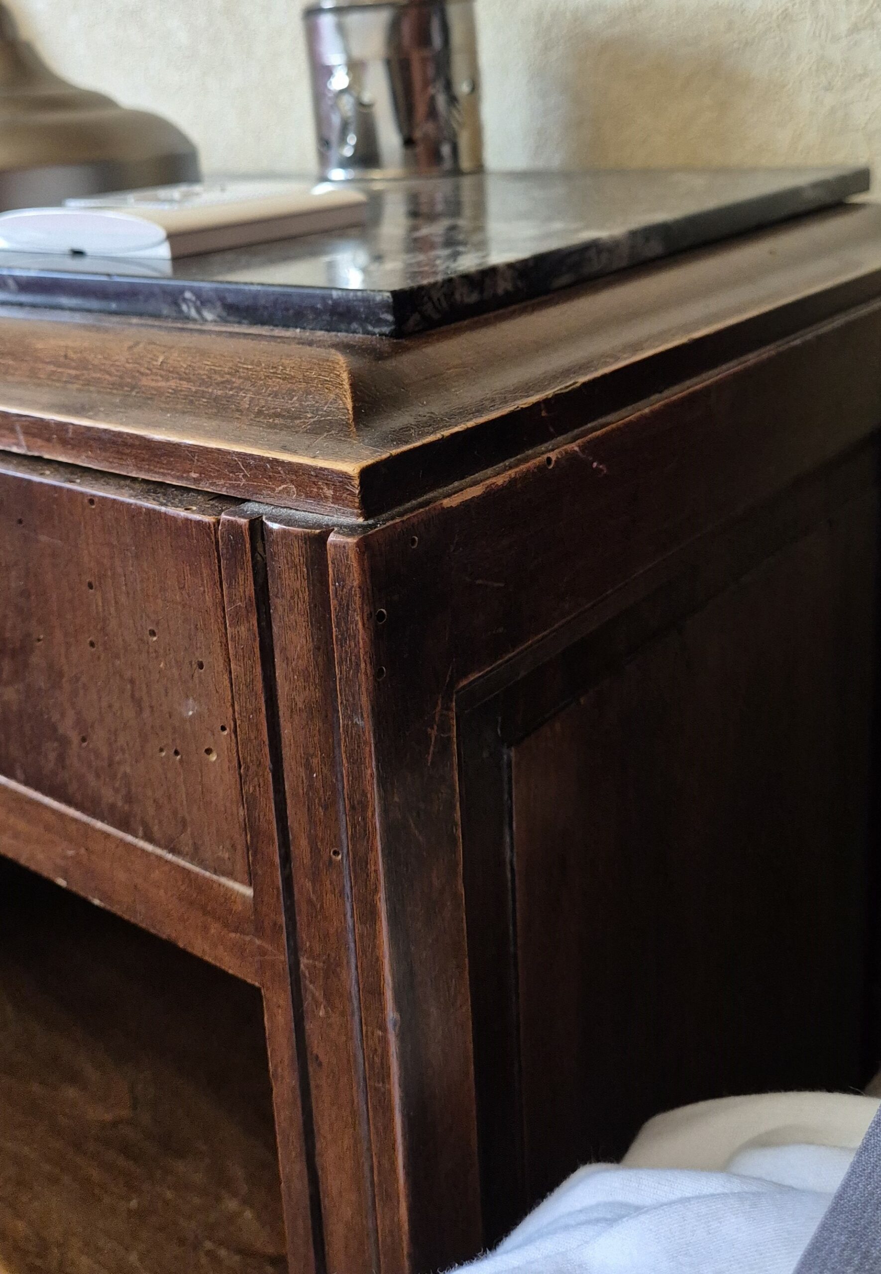 Table de chevet art déco - Noyer et marbre noir - Années 30-40 – Image 4