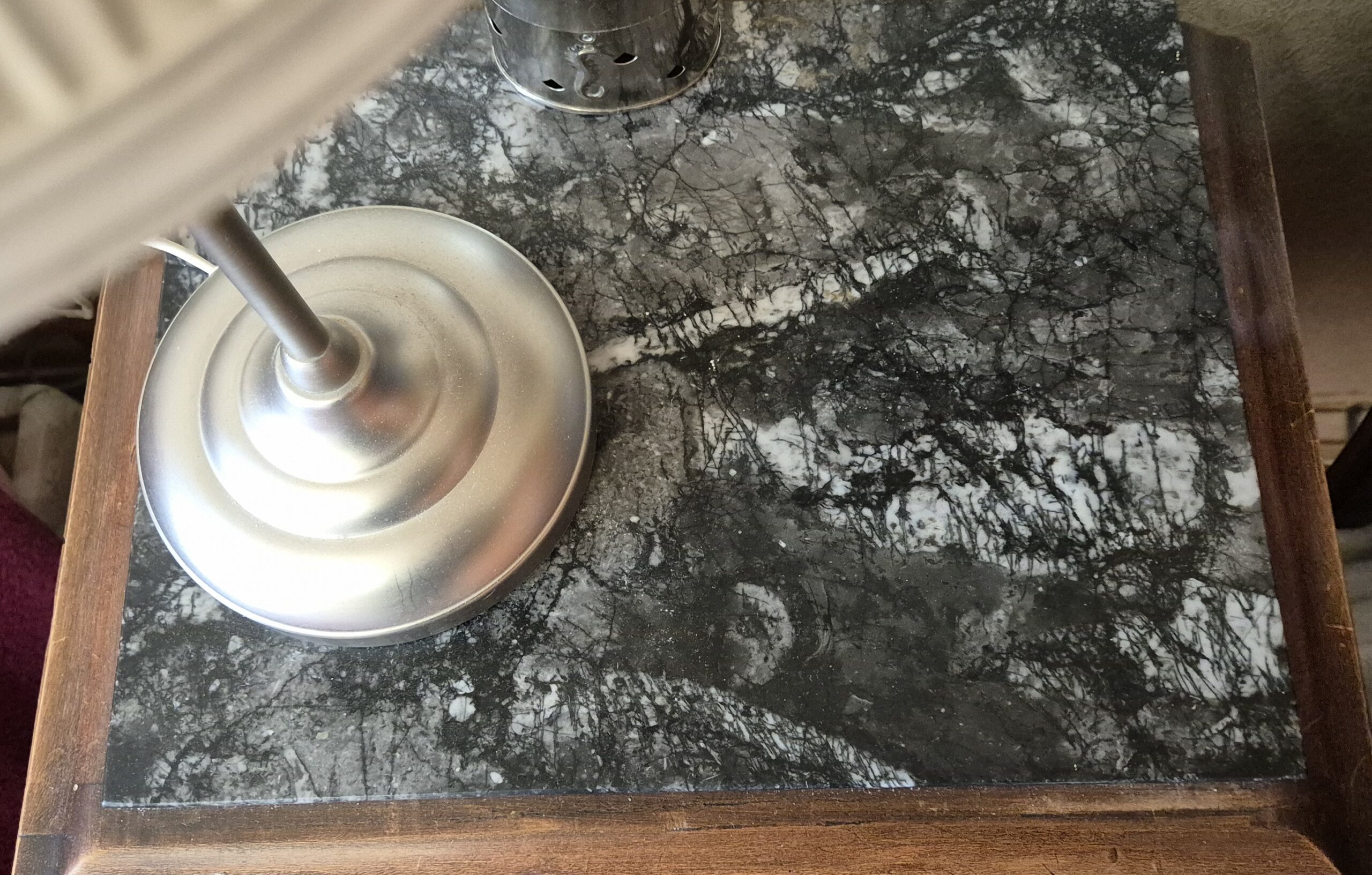 Table de chevet art déco - Noyer et marbre noir - Années 30-40 – Image 5