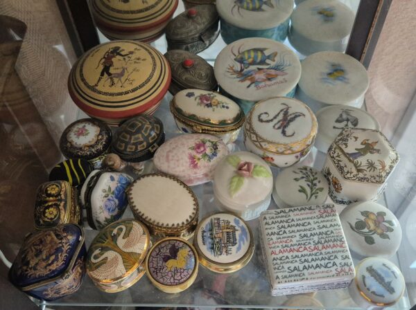 Petites boîtes porcelaine, boîtes à pilules et bibelots de vitrine